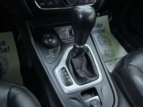 Used 2017 Jeep Cherokee Overland w/ Technology Group image 26