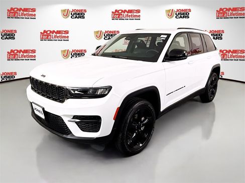 Used 2023 Jeep Grand Cherokee Altitude image 12