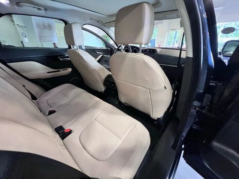 Used 2018 Jaguar F-PACE Premium image 25