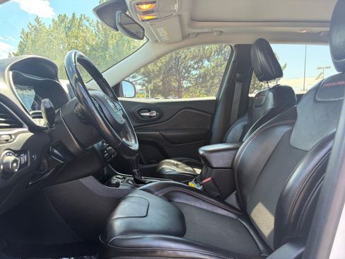Used 2019 Jeep Cherokee Trailhawk w/ Comfort/Convenience Group AWD/4WD image 12
