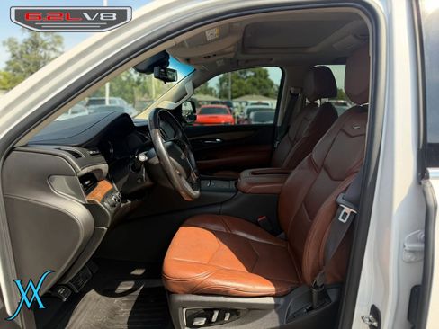 Used 2019 Cadillac Escalade Luxury AWD/4WD image 12