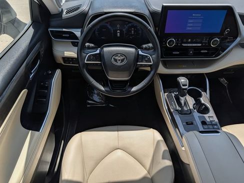 Used 2023 Toyota Highlander Platinum FWD image 12