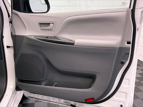 Used 2015 Toyota Sienna L image 20