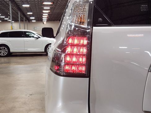 Used 2023 Lexus GX 460 Luxury w/ Accessory Package AWD/4WD image 16