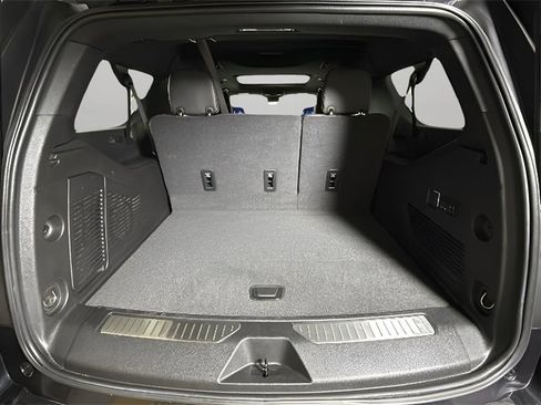 Certified 2025 Chevrolet Suburban Premier image 30