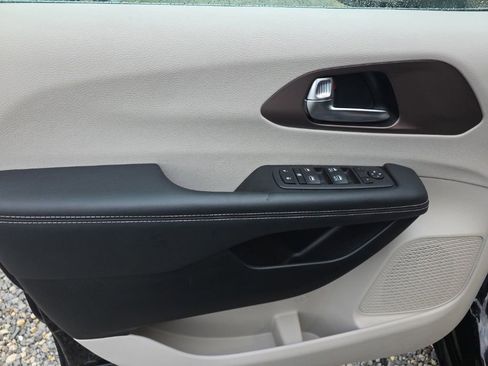 Used 2024 Chrysler Voyager LX FWD image 14