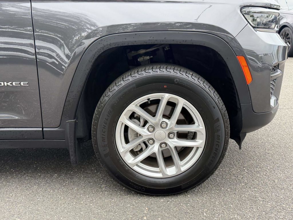 Used 2025 Jeep Grand Cherokee Laredo X w/ MOPAR Finishing Package AWD/4WD image 11
