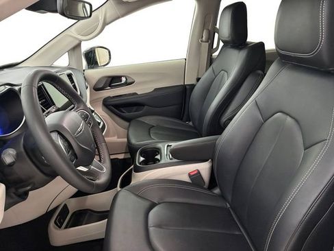 Used 2024 Chrysler Pacifica Touring-L image 12