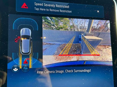 Used 2025 Mercedes-Benz GLC 350e 4MATIC image 25