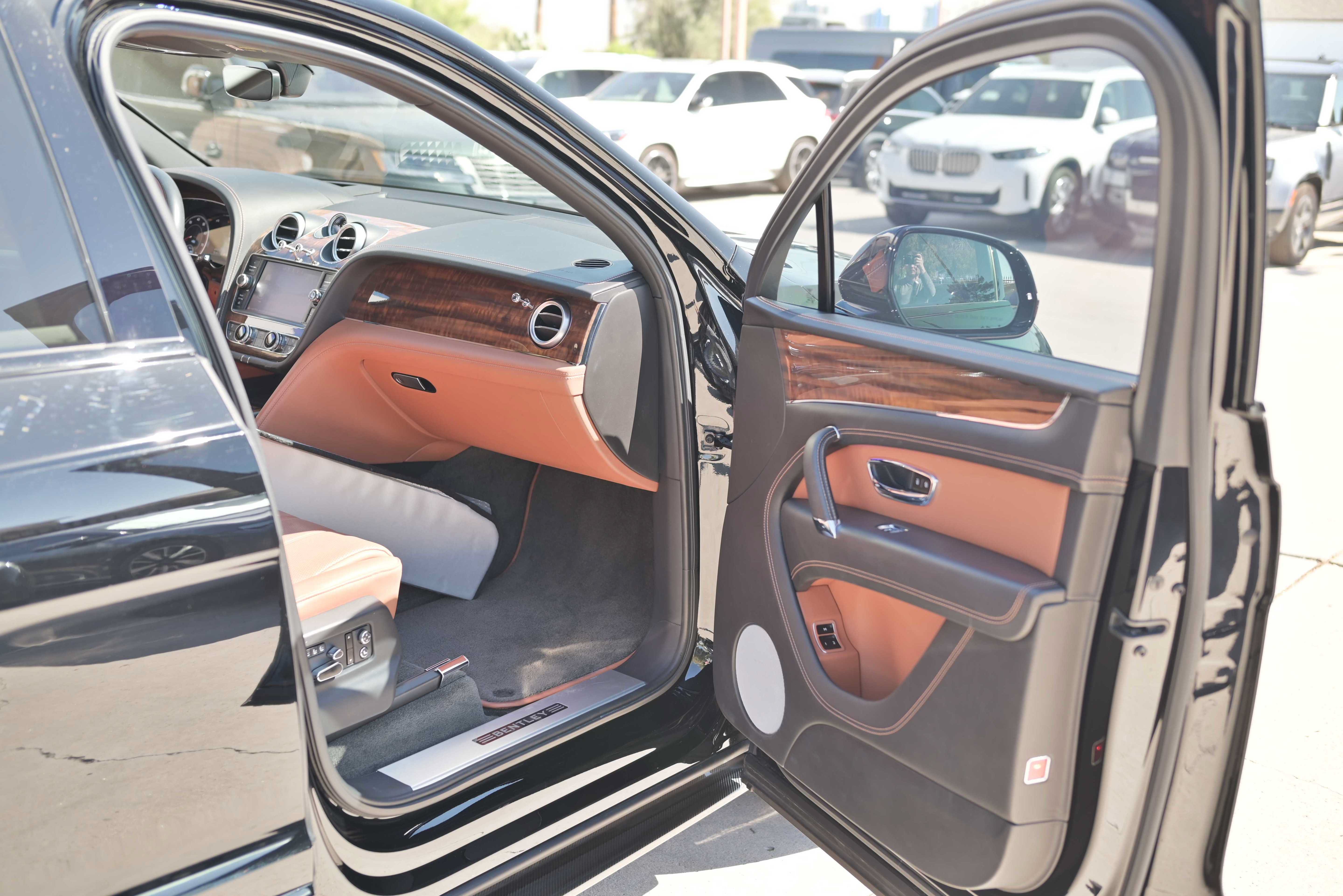 Used 2018 Bentley Bentayga AWD/4WD image 14