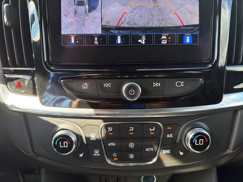 Used 2022 Chevrolet Traverse LT image 24