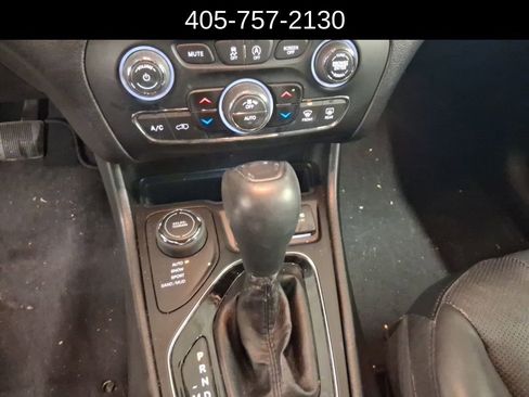 Used 2019 Jeep Cherokee Limited image 16