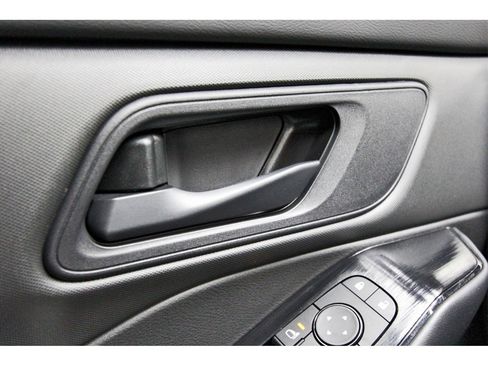 Used 2025 Nissan Rogue S image 18