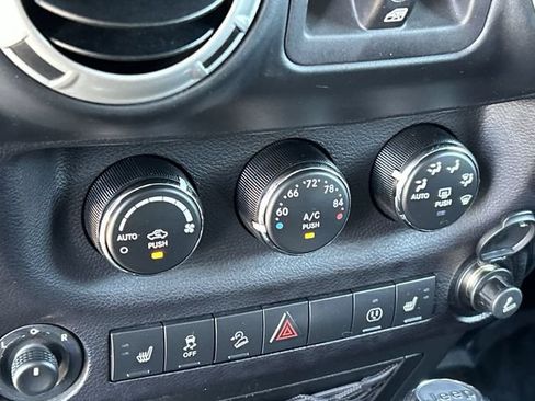 Used 2018 Jeep Wrangler Unlimited Rubicon w/ Connectivity Group AWD/4WD image 25
