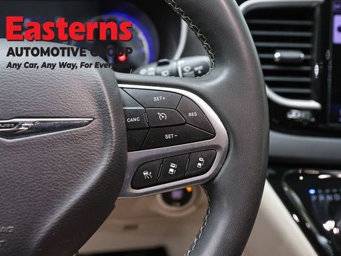 Used 2023 Chrysler Pacifica Touring-L FWD image 16