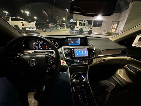 Used 2017 Honda Accord Touring image 8