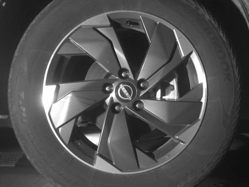 Used 2025 Nissan Rogue SV AWD/4WD image 16