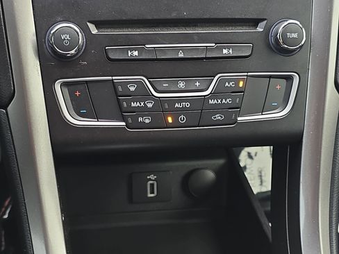 Used 2017 Ford Fusion SE w/ Fusion SE Technology Package image 22