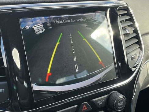 Used 2022 Jeep Grand Cherokee Limited image 32