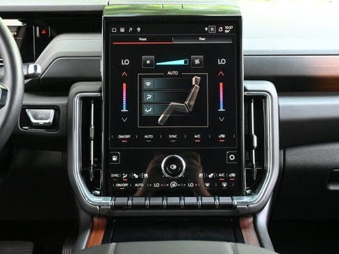 Used 2025 GMC Yukon Denali w/ Sun & Power Step Package AWD/4WD image 28