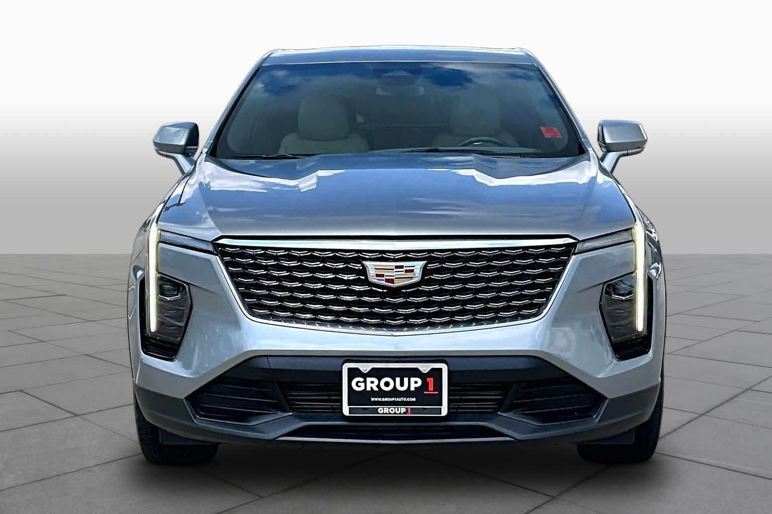 Used 2024 Cadillac XT4 Luxury w/ Cold Weather Package FWD image 4