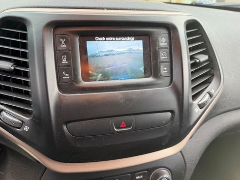 Used 2018 Jeep Cherokee Latitude w/ Altitude Package FWD image 11