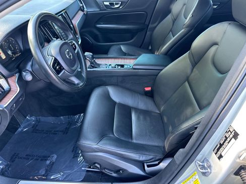 Used 2019 Volvo S60 T5 Momentum w/ Multimedia Package image 9