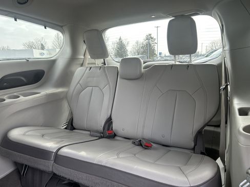 Used 2018 Chrysler Pacifica Touring-L Plus w/ Tire & Wheel Group image 11