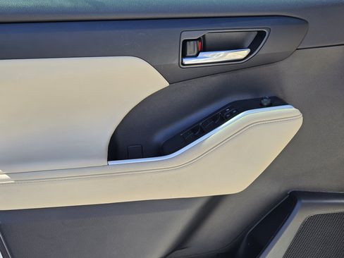 Used 2023 Toyota Highlander XLE image 23