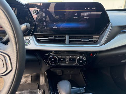 Used 2025 Chevrolet Trax LT image 18