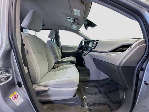 Used 2018 Toyota Sienna LE image 16