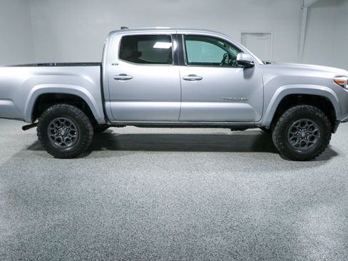 Used 2017 Toyota Tacoma SR5 AWD/4WD image 6