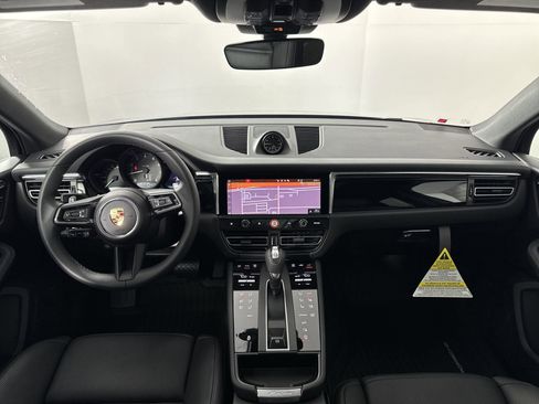 Certified 2025 Porsche Macan image 17