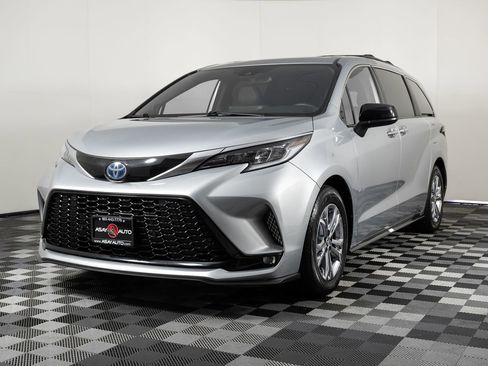 Used 2022 Toyota Sienna XSE image 2