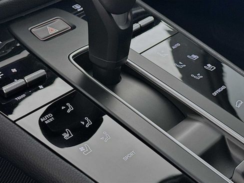 Certified 2025 Porsche Macan AWD/4WD image 21