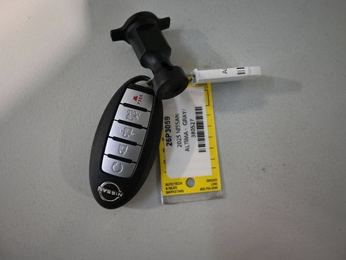 Used 2025 Nissan Altima 2.5 SV FWD image 11