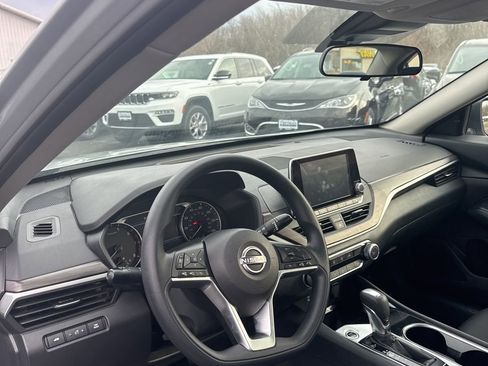 Used 2024 Nissan Altima 2.5 SV image 11