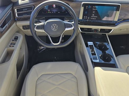 Certified 2025 Volkswagen Atlas SE w/ Panoramic Sunroof Package image 14