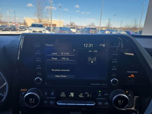 Used 2021 Toyota Highlander XLE image 18