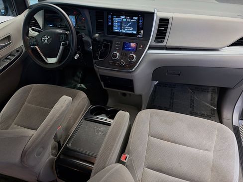Used 2017 Toyota Sienna LE image 11