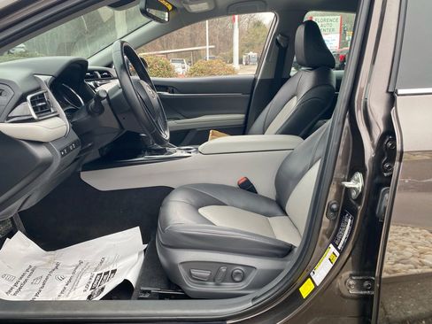 Used 2020 Toyota Camry XLE image 5