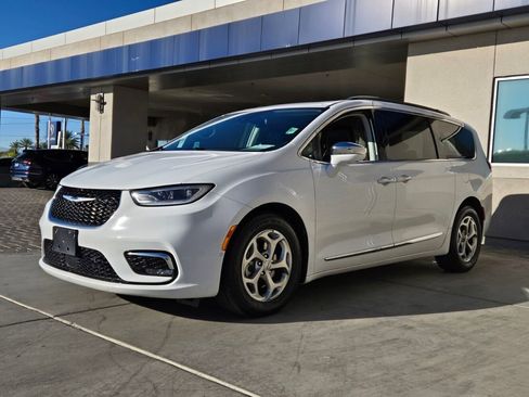 Used 2022 Chrysler Pacifica Limited FWD image 2