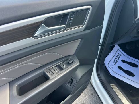 Certified 2023 Volkswagen Atlas SE w/ Black Wheel Package FWD image 29