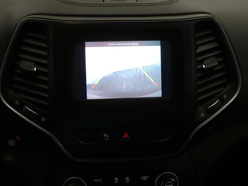 Used 2020 Jeep Cherokee Latitude Plus w/ Cold Weather Group FWD image 19