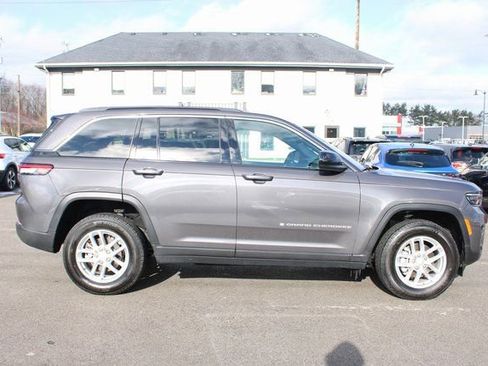 Used 2024 Jeep Grand Cherokee Laredo image 6