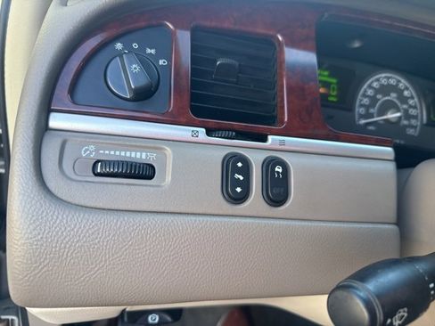 Used 2004 Lincoln Town Car Signature image 25