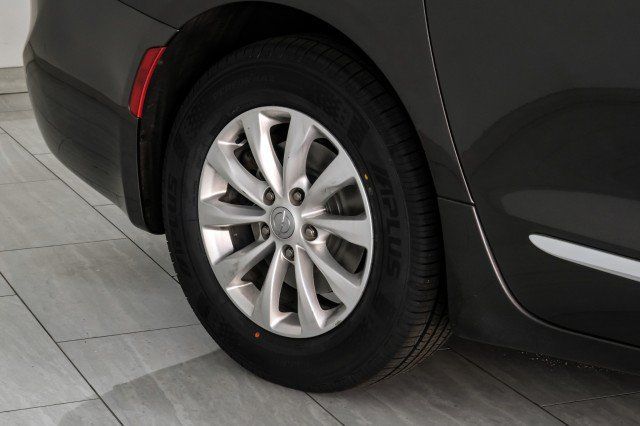 Used 2019 Chrysler Pacifica Touring-L FWD image 52