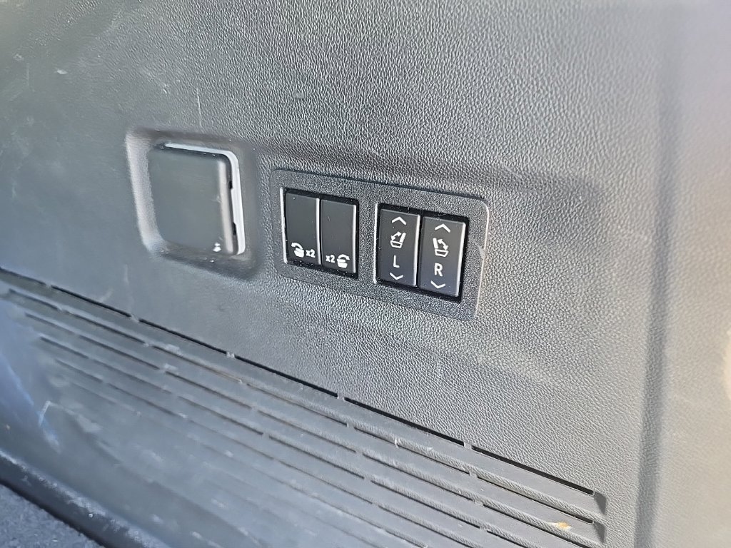 Used 2022 GMC Yukon XL Denali AWD/4WD image 6