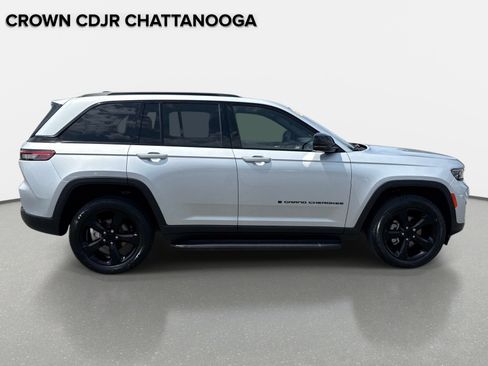 Certified 2023 Jeep Grand Cherokee Altitude AWD/4WD image 4