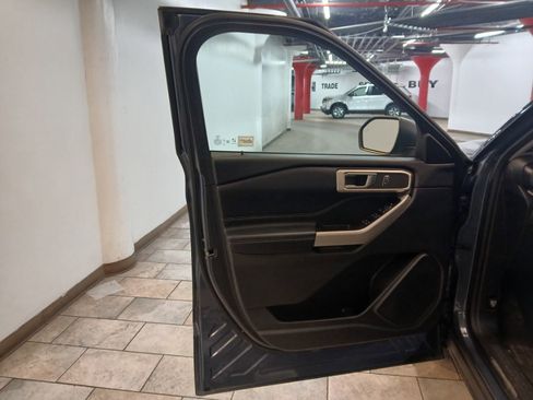 Used 2021 Ford Explorer XLT w/ Equipment Group 202A image 7